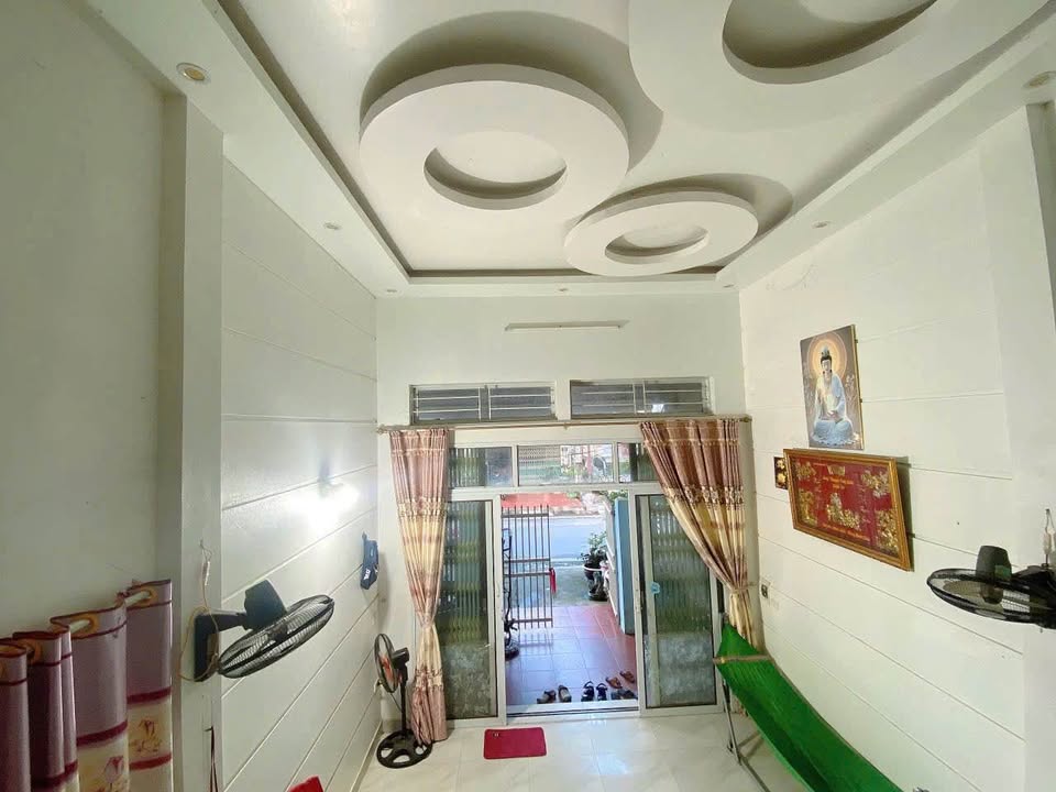 Ngôi nhà cấp 4 gác lửng tọa lạc tại vị trí đắc địa trên đường Đoàn Kết B9, gần trường cấp 2