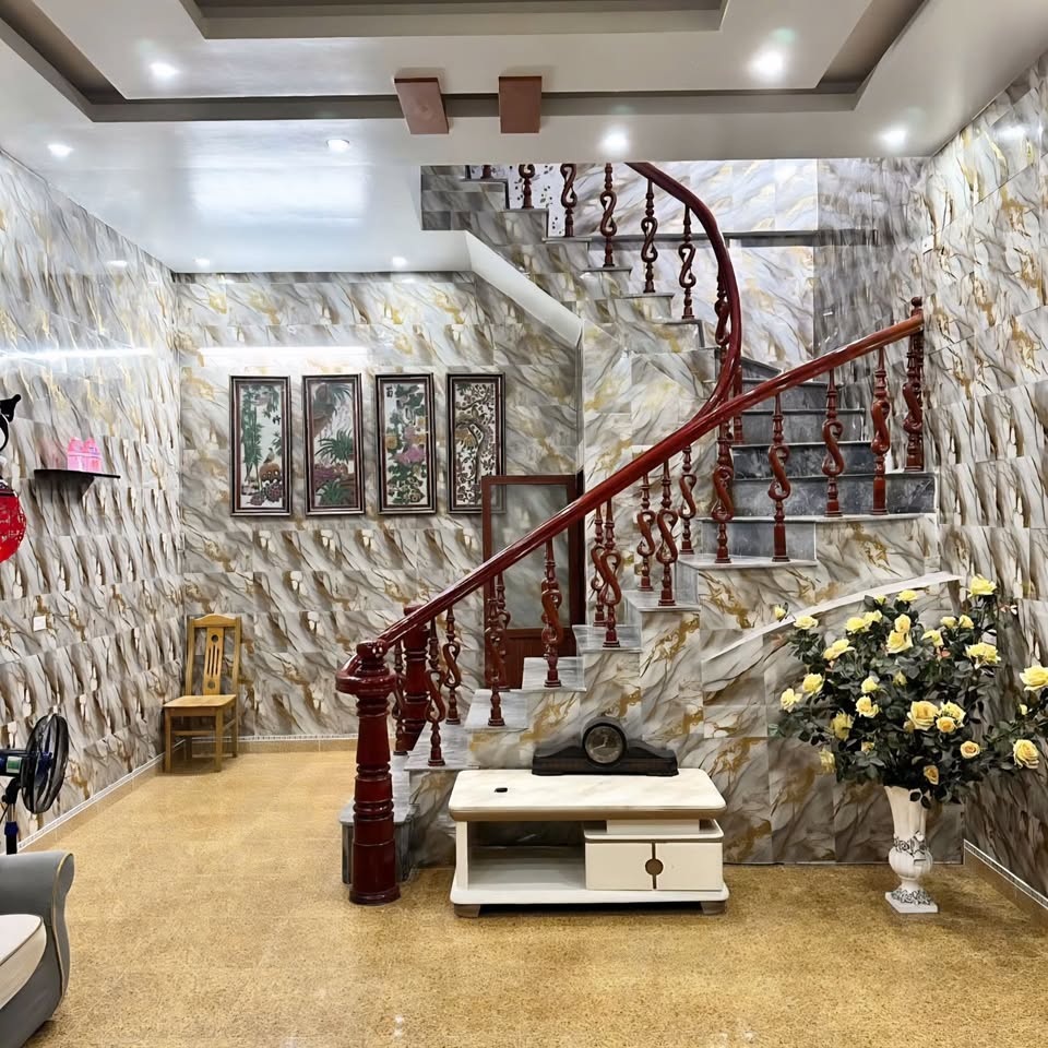 Bán nhà 3.5 tầng đẹp, 51m² sổ đỏ, mặt tiền 6m, đường 10m tại Tân Thịnh, Hòa Bình