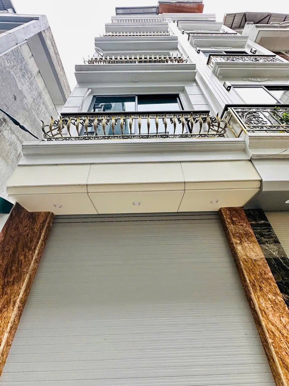 Nhà Lạc Long Quân, Tây Hồ, thang máy, ô tô 7 chỗ đỗ cửa, gần chợ, gần hồ