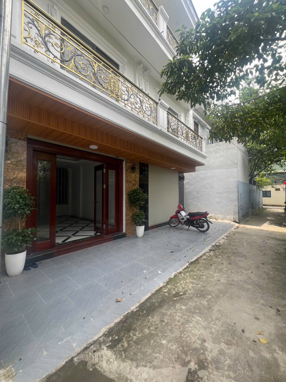 Tây Hồ, nhà 7 tầng thang máy, ô tô vào nhà, view Ciputra sầm uất