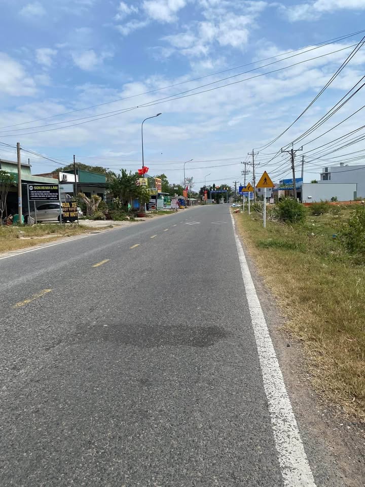 Bình Thuận, đất vàng 207m2 mặt tiền Nguyễn Thị Minh Khai, sát chợ, giá hời