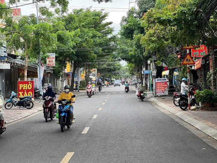 Nhà mặt tiền Ngô Quyền kinh doanh bạt ngàn, giá hời