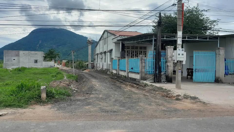 Đất view núi, sát ngã tư, giá "hời" chỉ còn 1 lô duy nhất