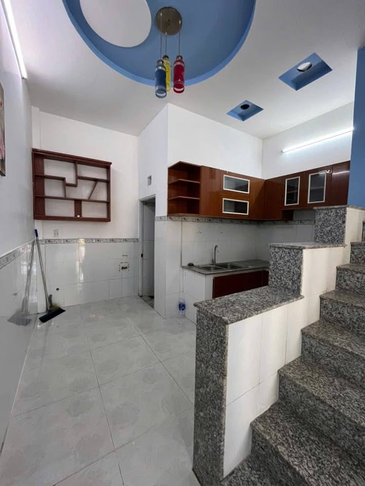 Cần bán gấp căn nhà 2 tầng với diện tích 4x10m, gồm 2 phòng ngủ và 2 nhà vệ sinh