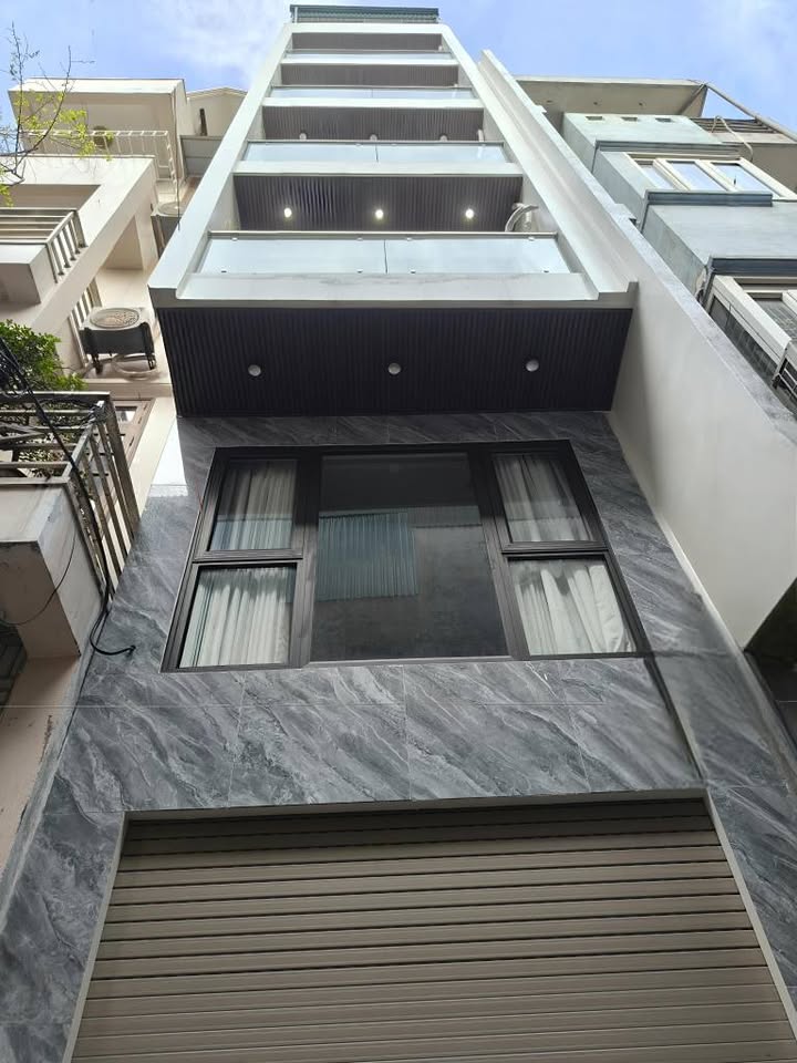 Tọa lạc tại vị trí đắc địa quận Tây Hồ, Hà Nội, căn nhà 6 tầng