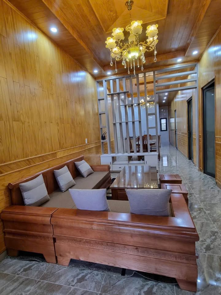 Đà Lạt nhà 126m2, 3 phòng ngủ, sân đậu ô tô, giá 3 tỷ, cơ hội vàng