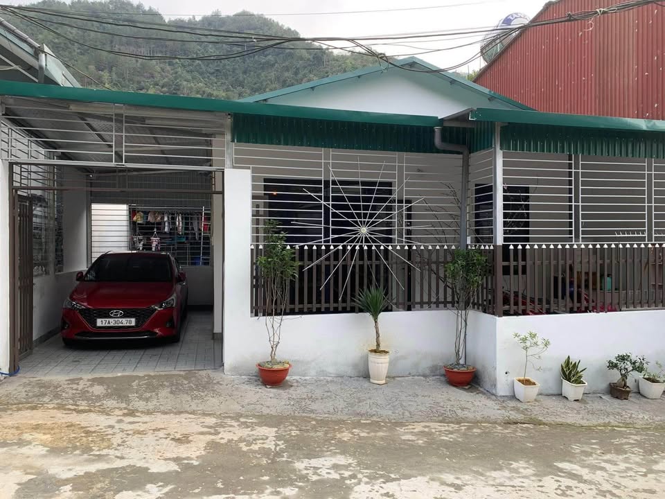 Bán nhà cấp 4 tại phường Đoàn Kết, tỉnh Lai Châu, sân vườn để được 2 ô tô