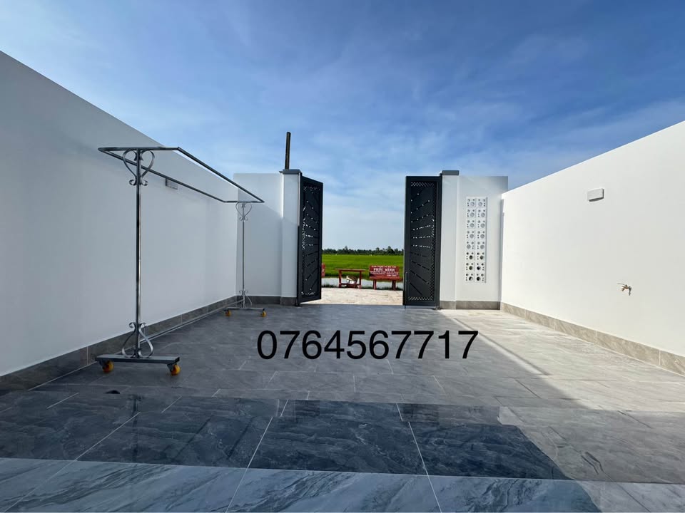 Chủ nhà "hết tiền" cần bán gấp căn nhà xây mới tinh 100% tại hẻm ô tô, cách Chợ Hoà Lợi chỉ 900 mét