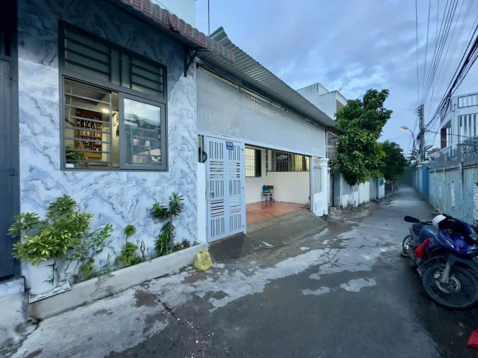 Nhà 2 ngủ gần biển, ngang 7m, sổ sẵn, 5 phút tới Phạm Văn Đồng