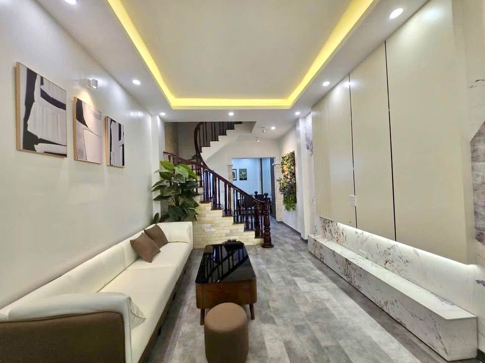 Nhà lô góc 38m2 Cầu Giấy ô tô vào nhà, sổ nở hậu, giá giật mình