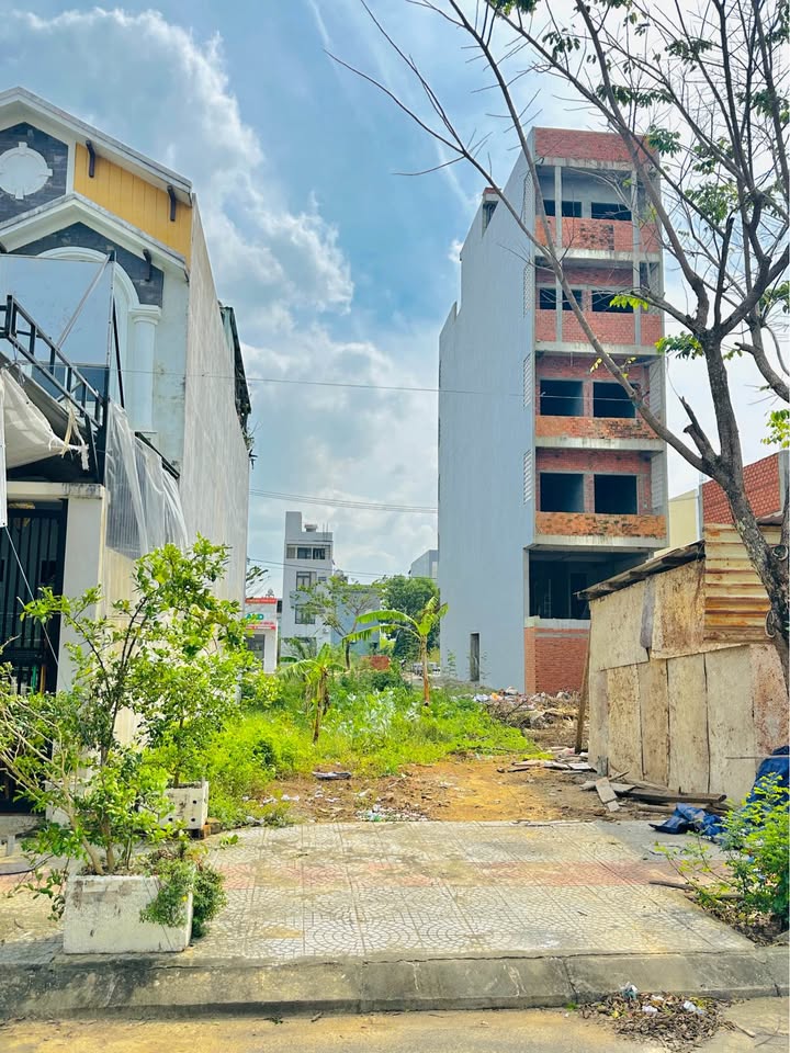 Nam Hòa Xuân đất nền hiếm hoi, sát góc ngã tư, sổ đỏ trao tay