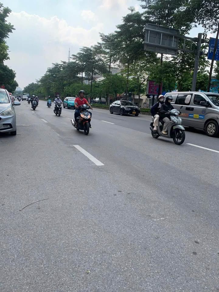 Nhà Ngô Gia Tự, Long Biên sổ vuông vắn, ô tô vào nhà, 30m ra mặt phố