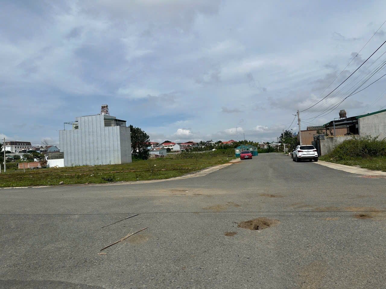 Đất 2 mặt tiền, đường nhựa 12m, sổ riêng sẵn sàng, giá 1,35 tỷ