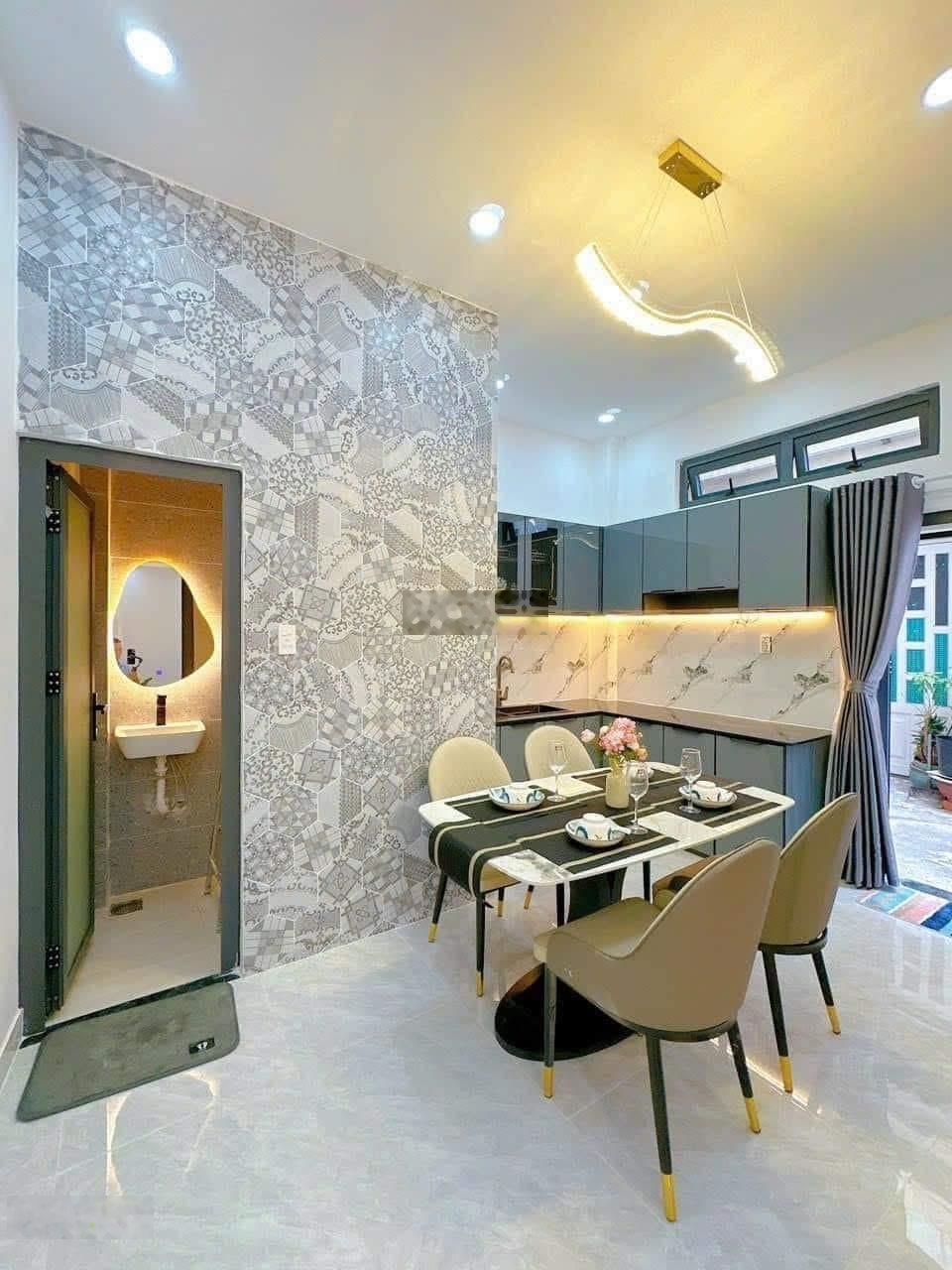 1,9 Tỷ Cần bán nhà ngay Trường Chinh, Q.12 - Hẻm 8m - Cho thuê 18 triệu / tháng tặng full nội that