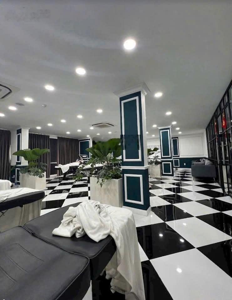 Cho thuê toà nhà VP full kính DTSD 1800m² Ba Tháng Hai Quận 10