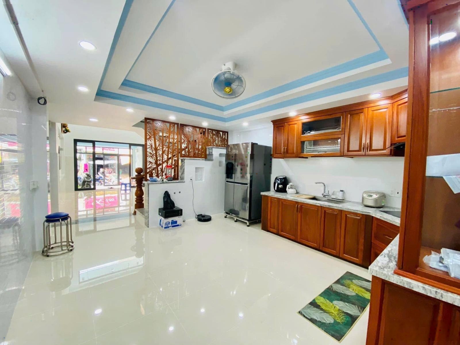 Chính chủ giảm thêm 100 triệu bán gấp nhà 1 trệt 2 lầu mặt tiền kinh doanh chợ Đệm, sổ hồng riêng