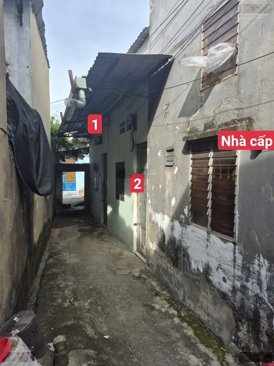 1 nhà cấp 4, 2 phòng trọ. Giá 800 tr