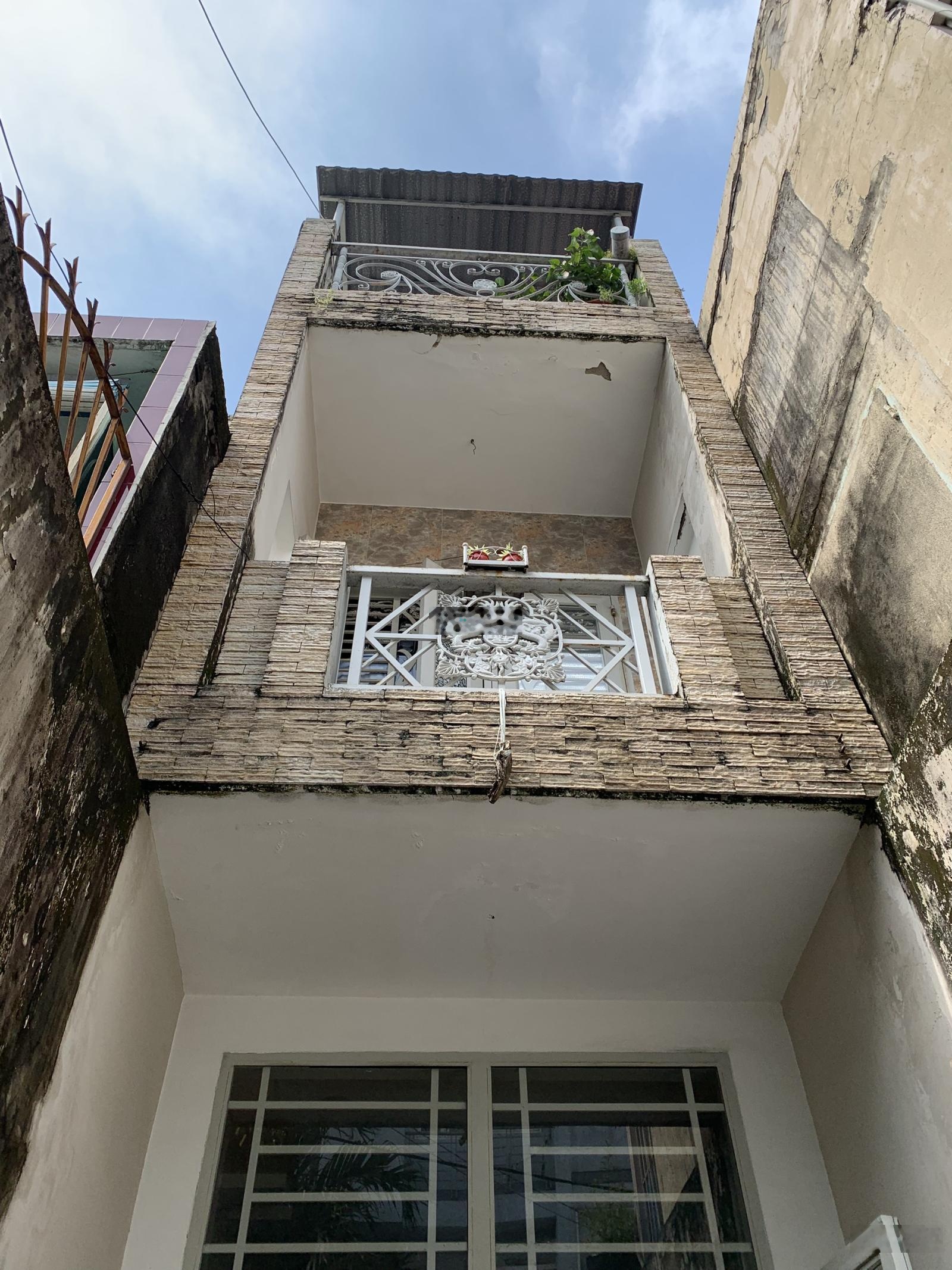 Nhà 2 MT 143 Đường số 1, P.4 . Trung tâm Quận, sầm uất