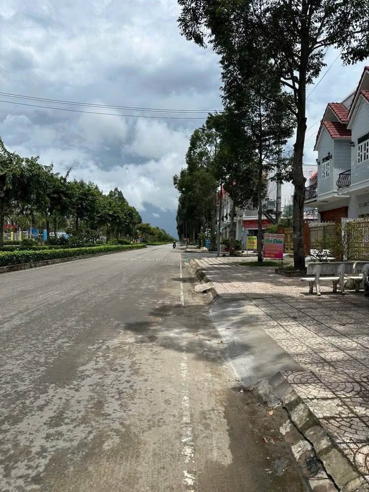 Cháy túi bán gấp nhà 1 trệt 1 lầu Võ Văn Kiệt, Vị Thanh, Hậu Giang, giá chỉ 2,25 tỷ