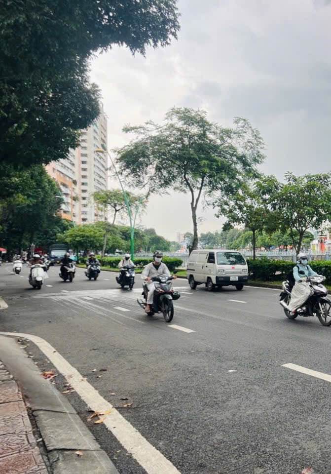 Nhà 3 tầng sân rộng Quận 3 thoáng mát, an ninh, giá hời!