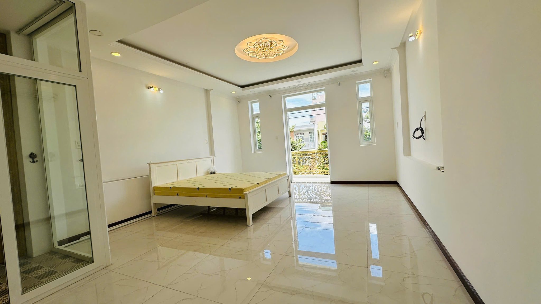 Tọa lạc trên con đường Lê Hồng Phong sầm uất, trung tâm thành phố Nha Trang