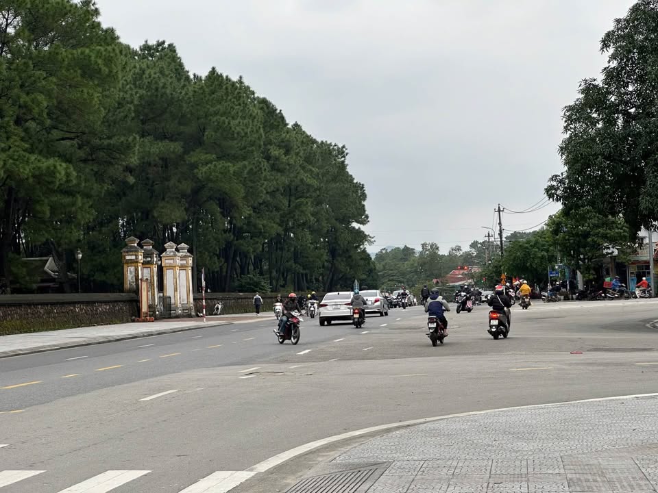 Tọa lạc tại vị trí đắc địa ngay Đàn Nam Giao, Huế, thuộc khu vực Trường An - Thủy Xuân