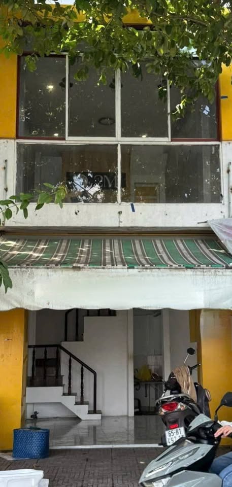 Mặt tiền hồ Huỳnh Cương, kinh doanh bạt ngàn