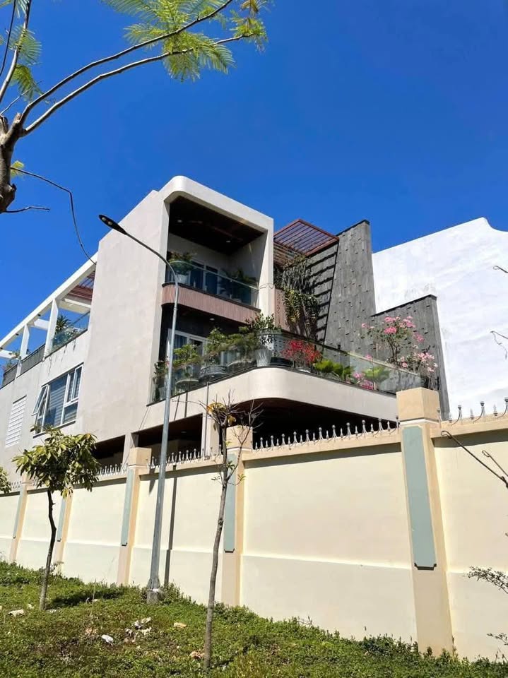 Bán nhà mặt tiền đường Bến Nôm, ngang 6m, thiết kế hiện đại, sân vườn, hồ cá koi, 200m2, giá 16,2 tỷ