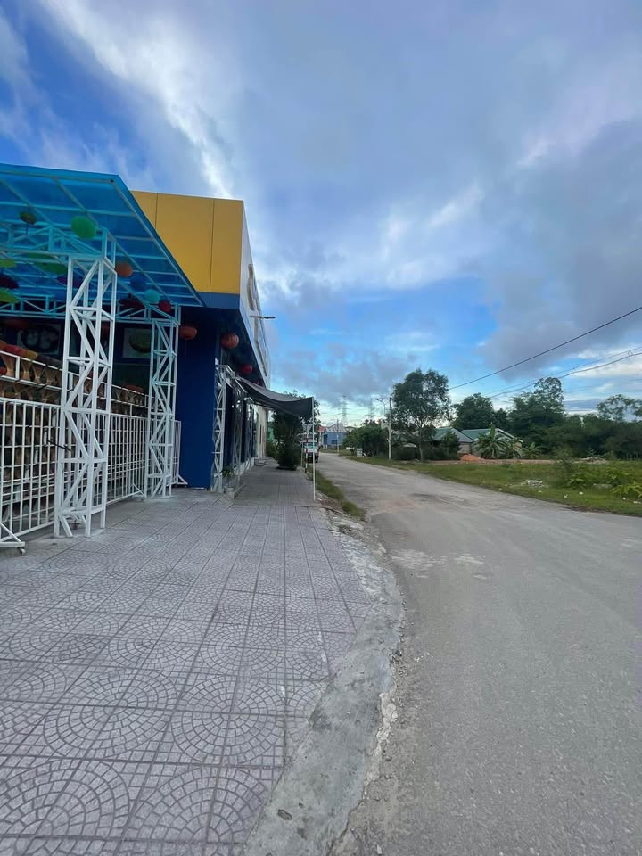 Tọa lạc tại vị trí đắc địa, mảnh đất tuyệt đẹp với hai mặt tiền rộng rãi, liền kề khu quy hoạch Đồng Cát, Thủy Xuân