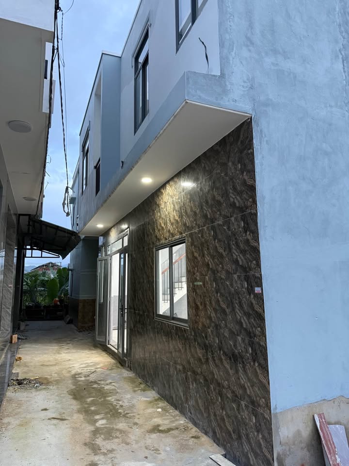 Nhà 1 mê kiên cố, rộng rãi, có 2 phòng ngủ và 2 nhà vệ sinh