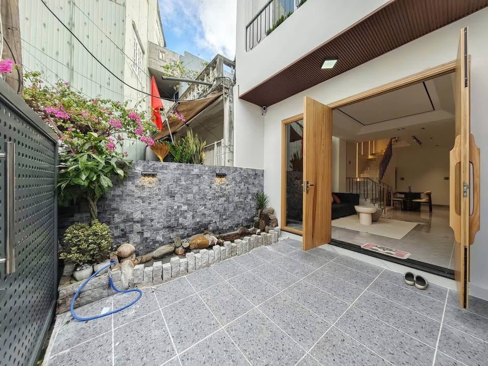 Nhà 2 tầng kiên cố, xây mới theo phong cách Wabisabi độc đáo, tọa lạc tại 251 Thái Thị Bôi, Đà Nẵng