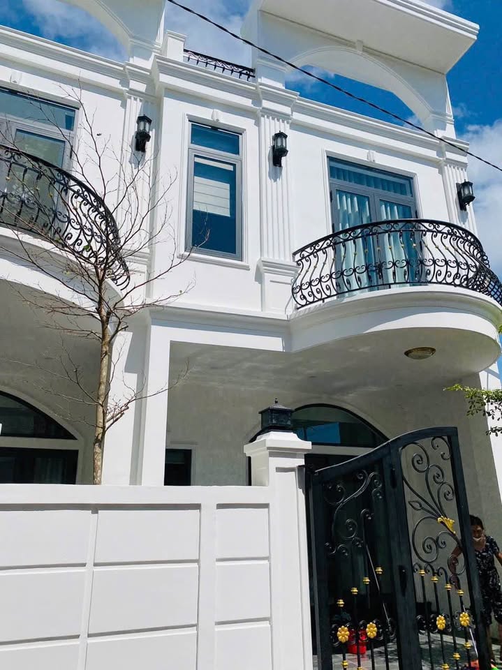 Nhà 2 tầng mới đẹp lung linh, 3 ngủ, sổ hồng đủ, giá 2.85 tỷ/căn tại Huế