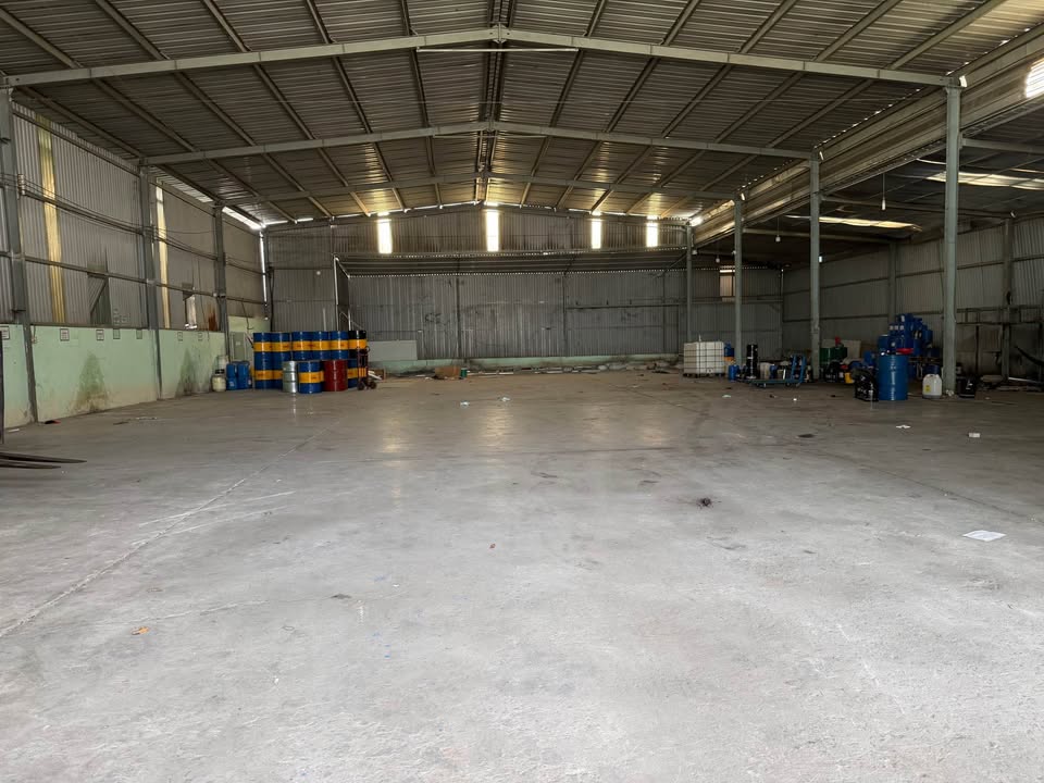 Cho thuê xưởng sản xuất/kho bãi 1000m2 mặt tiền đường nhựa, xe container ra vào tại Tân Uyên, Bình Dương