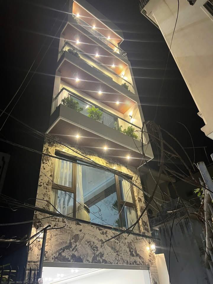 Nhà 6 tầng thang máy, ngõ ô tô ngủ, gần Aeon Mall Long Biên, giá hời