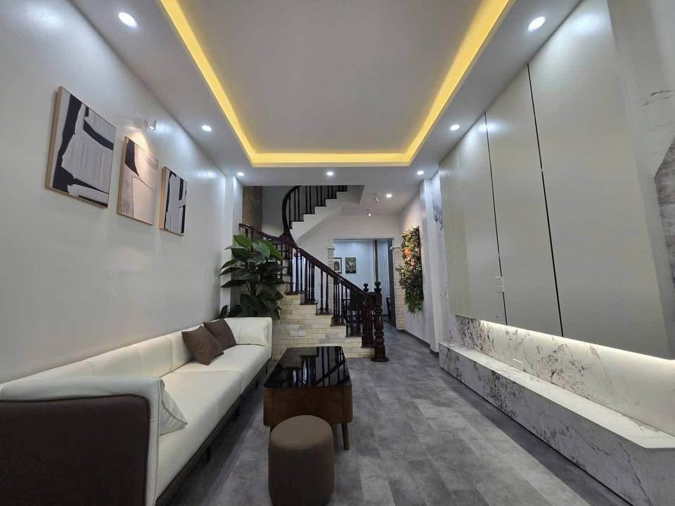 Ngôi nhà này không chỉ nằm trên con đường Cầu Giấy sầm uất, mà còn là một lô góc cực phẩm