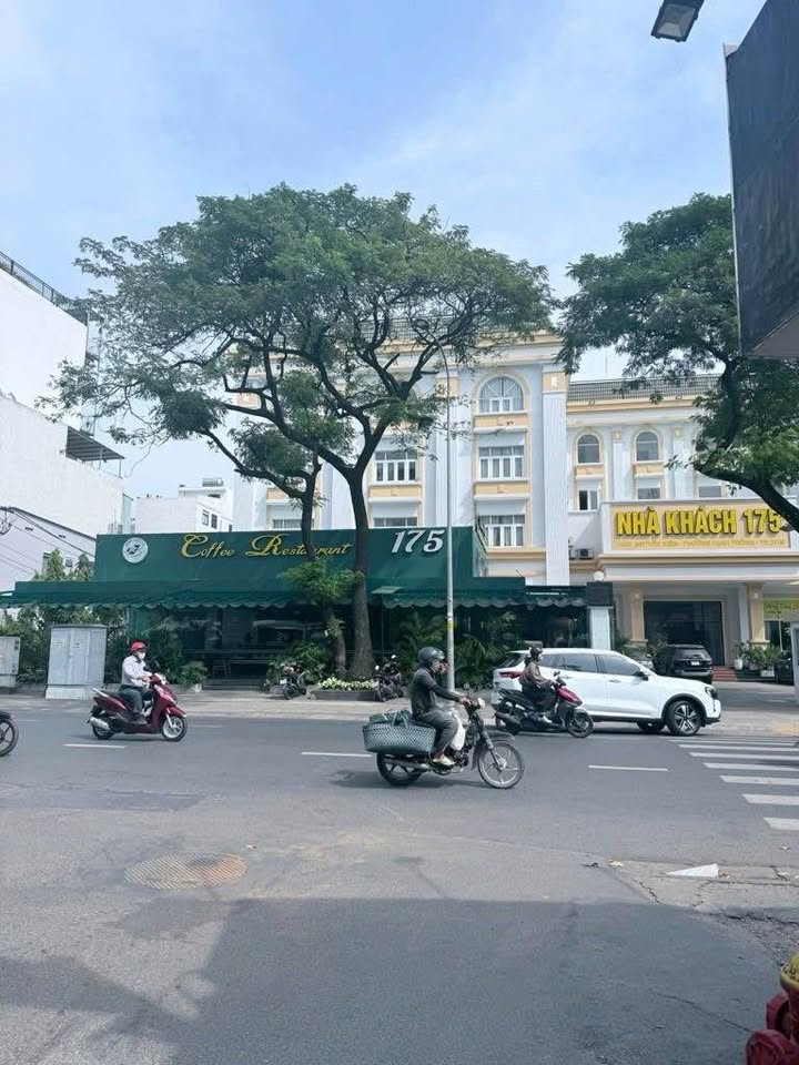 Nhà Gò Vấp sát Phú Nhuận, hẻm ô tô 5m, diện tích 104m2, giá chỉ 11.99 tỷ mua ngay kẻo lỡ