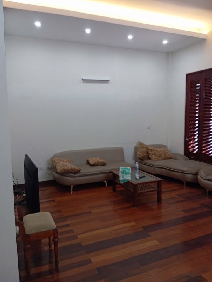 Biệt thự vip Long Biên, 200m2, 4 phòng ngủ, sân vườn, giá chỉ 30 triệu/tháng