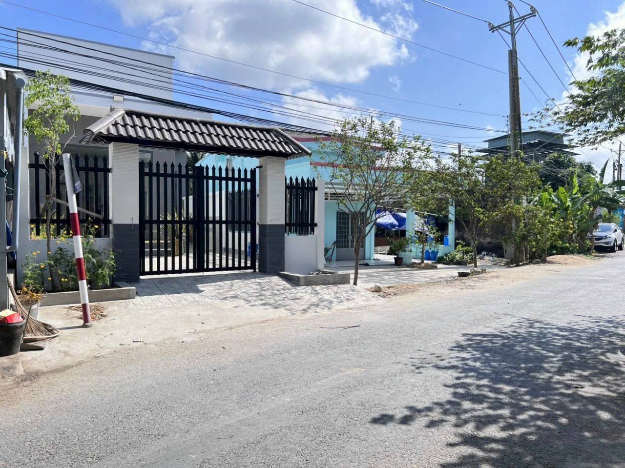 Bán nhà mặt tiền Bình Phú, Bến Tre, an cư lý tưởng, kinh doanh đa năng