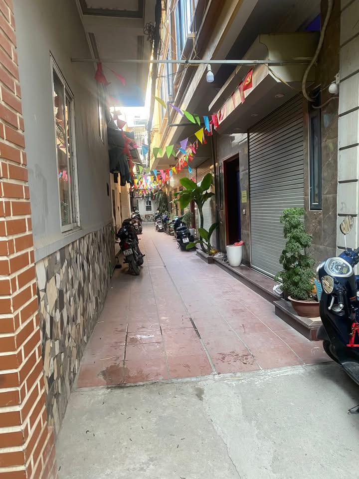 Nhà Hoàng Mai 4 tầng khung cột bê tông, vị trí đẹp giữa phố