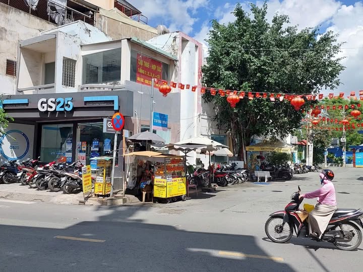 Tọa lạc tại vị trí đắc địa, căn nhà góc 2 mặt tiền tại 194 Nguyễn Thái Bình, Quận Tân Bình