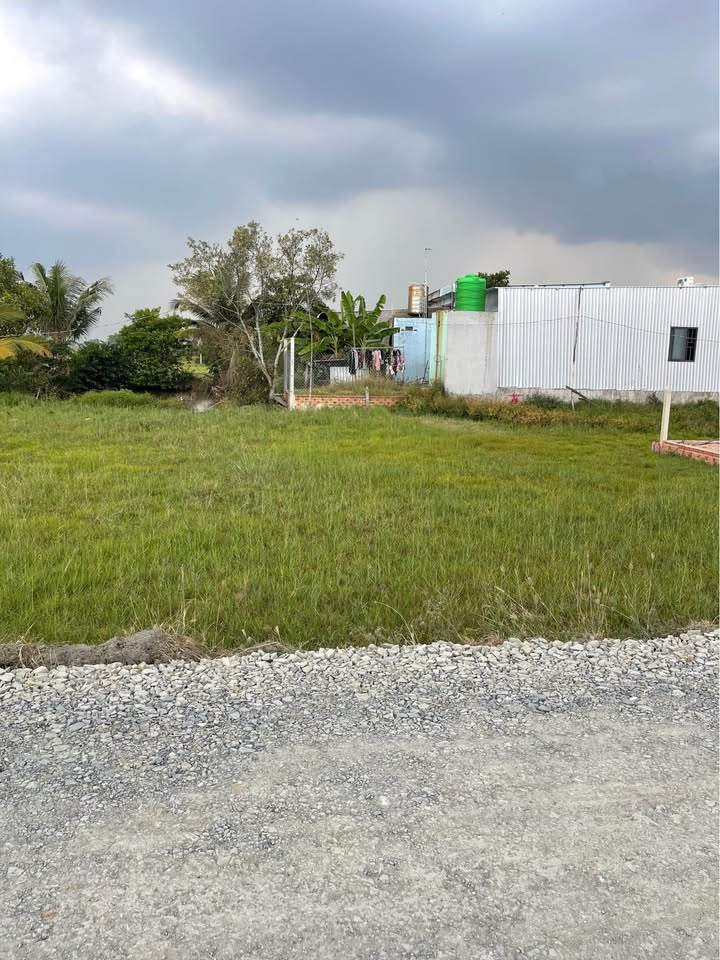 Đất Long An 10m x 21.5m, đường 6m, gần thị trấn, giá hời