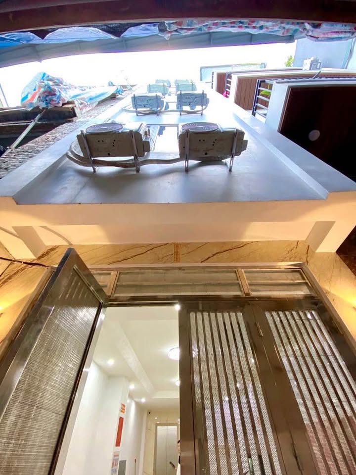 Siêu phẩm Hoàng Quốc Việt nhà mới thang máy, vừa ở vừa cho thuê, nhỉnh chục tỷ