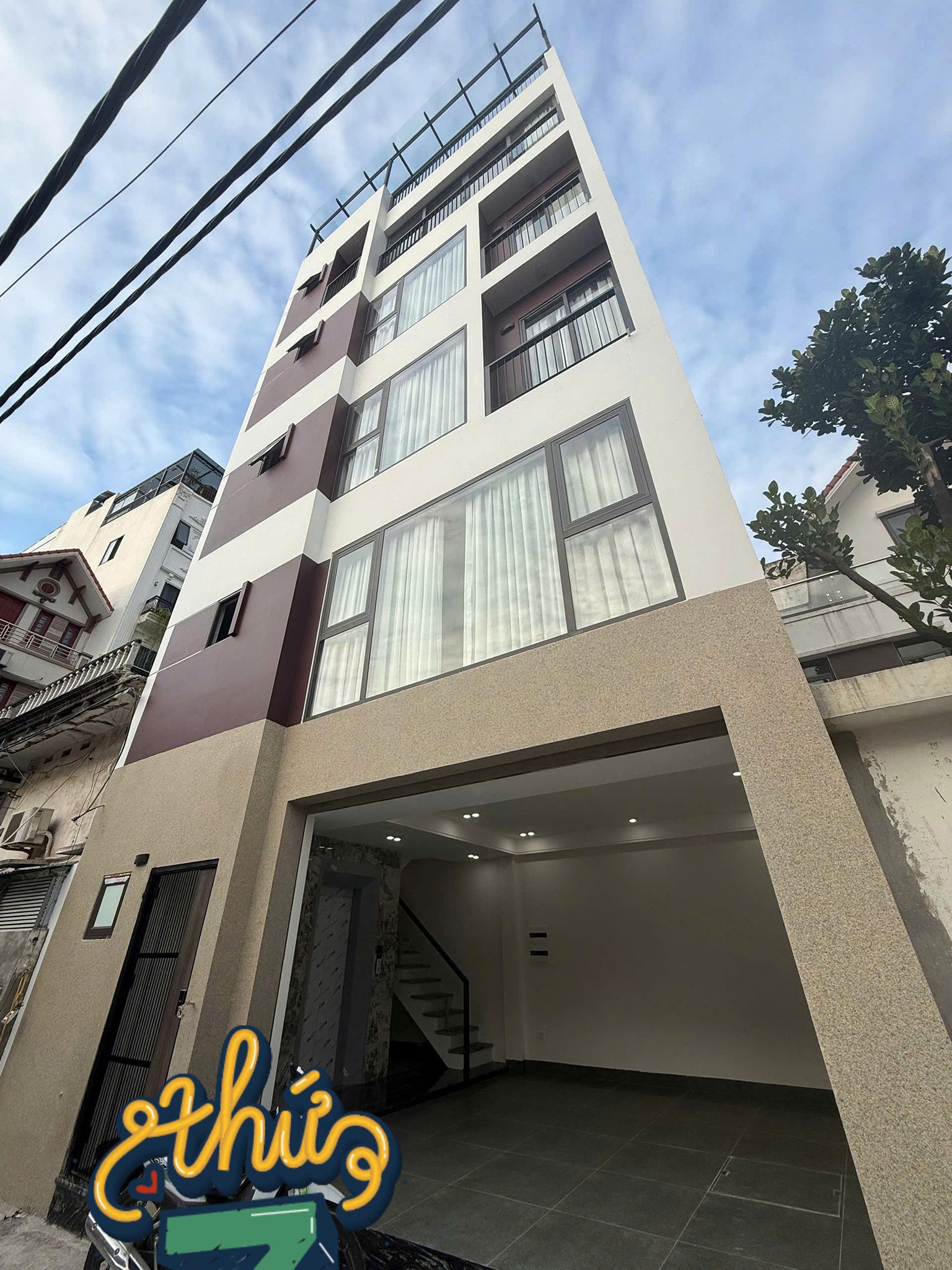 Tọa lạc tại vị trí đắc địa trung tâm Thanh Xuân, trên con phố Vũ Tông Phan sầm uất