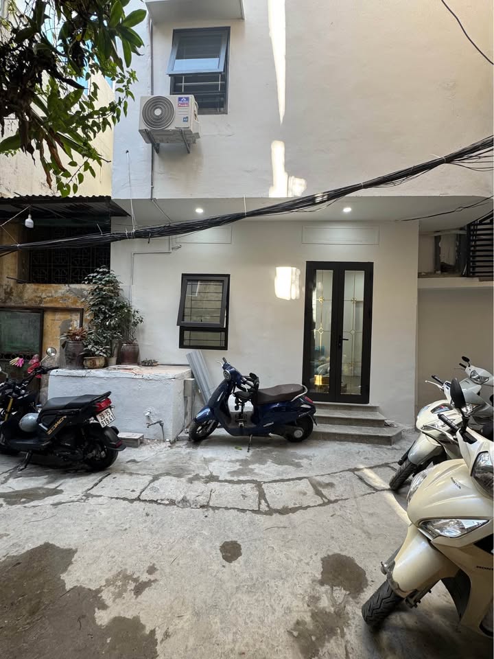 Nhà phố Thợ Nhuộm, Hoàn Kiếm - 34m², mặt tiền rộng gần 10m, 4 tầng tum, có thang máy