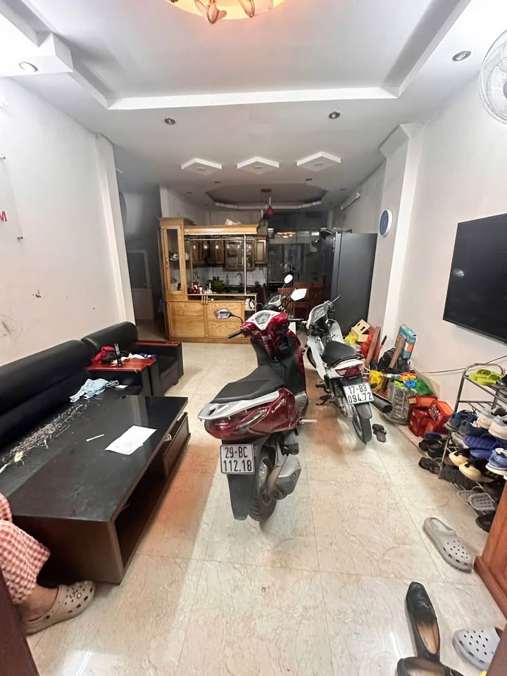 Nhà Lạc Long Quân 34m², 5 tầng, ô tô tránh, sổ đỏ sẵn sàng