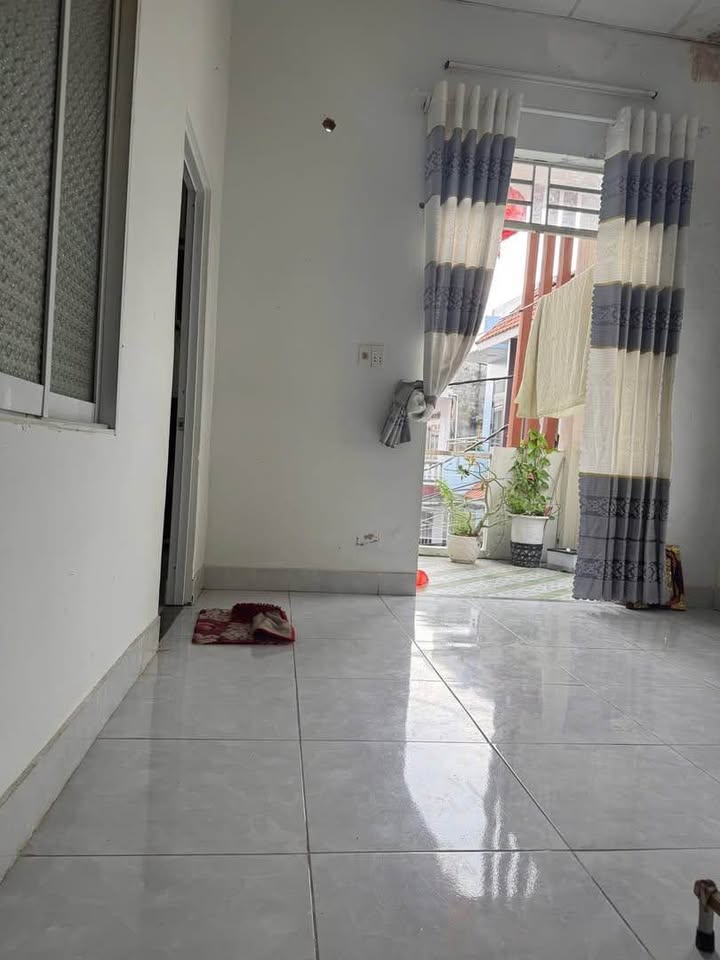 Nhà 2 tầng 2 mặt kiệt, ô tô đậu cửa, gần đại học Bách Khoa, giá hời