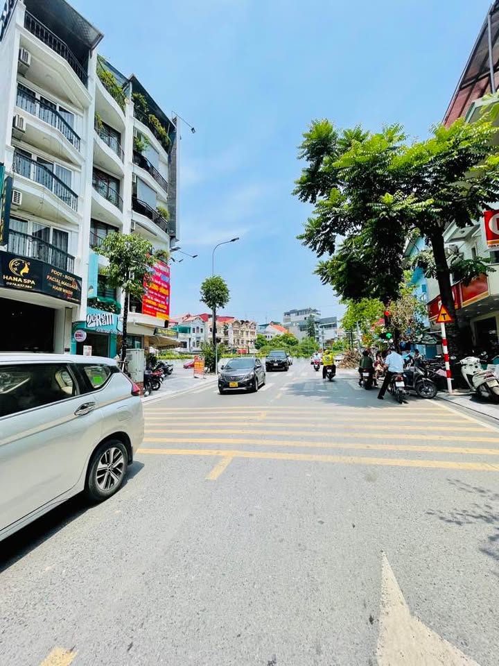 Bán nhà 120m2 x 5 tầng, ngõ ô tô tránh, gần Hồ Tây