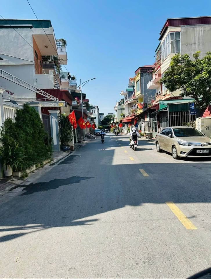 Bán đất tặng nhà, diện tích 95m2, ngay gần trường cấp 1, 2, 3 Ngọc Châu