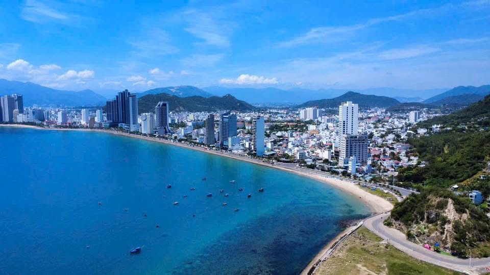 Bán lô góc kinh doanh mặt tiền 6m, đối diện công viên, gần biển Nha Trang