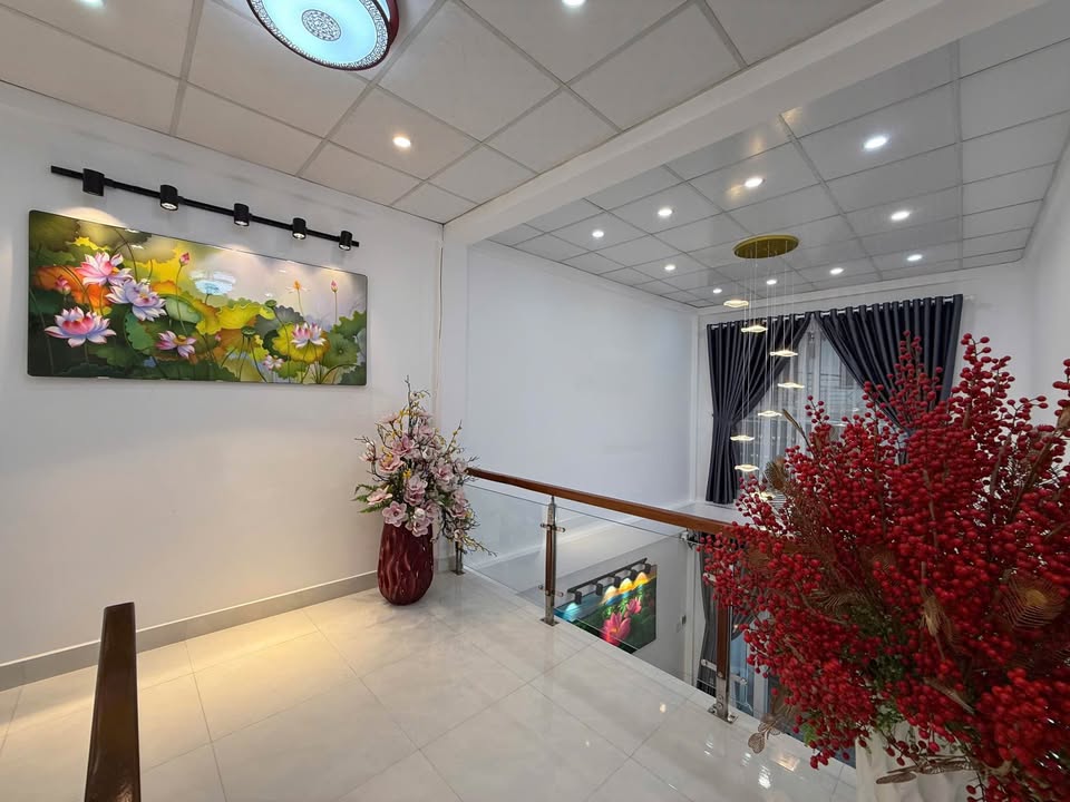 Nhà 2 mặt tiền ô tô tránh nhau, Lương Văn Can, Huế, giá hời, nội thất đầy đủ